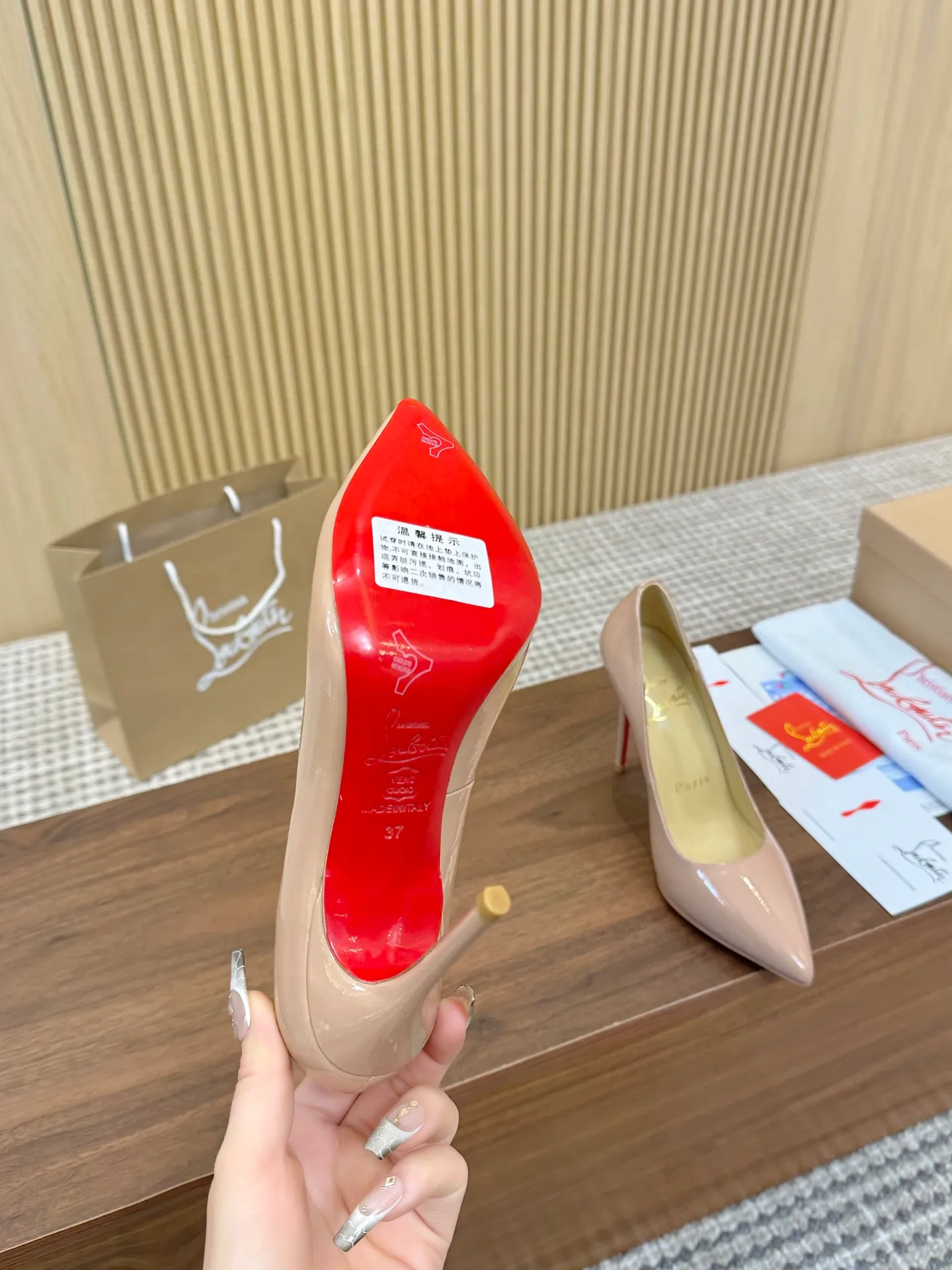 👟👟Ex-factory price 440👟👟 Genuine leather sole +40 Year-round shipment💝Christian Louboutin CL👠 Classic "💎Cow Patent Leather💎 Series" noble and luxurious, real blingbling👟👟 Real materials, all customized by the pattern maker, and the materials are made of original customized materials to achieve the taste of the original 6 color options💍 Upper: Imported 👉cow patent leather💪 Lining: Sheepskin foot pad/lining Size: 34-40.41.42 Heel height: 10.5cm and 8.5cm two options Leather sole Rubber sole